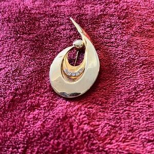 Vintage Brooch. Gold toned swirl with rhinestones